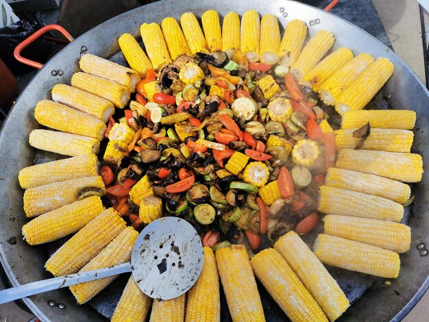 Photo street food in the park of the 300th anniversary of st petersburg - vegetables  in a large cauldron