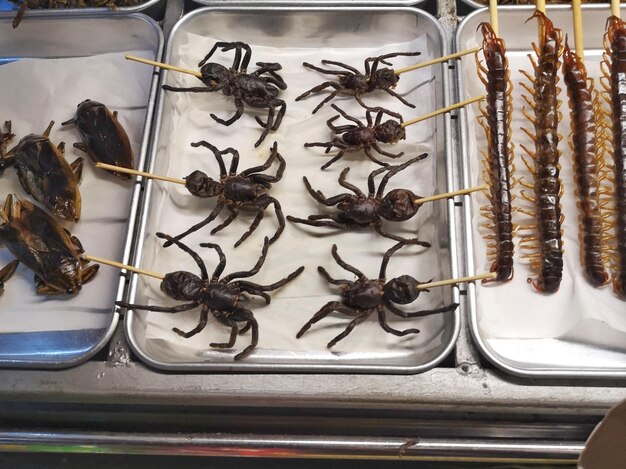 Foto cibo di strada in thailandia snack al mercato notturno