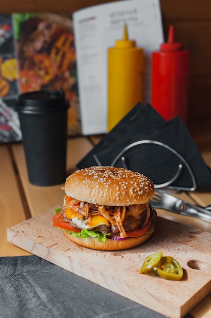 Photo street food on a wooden table