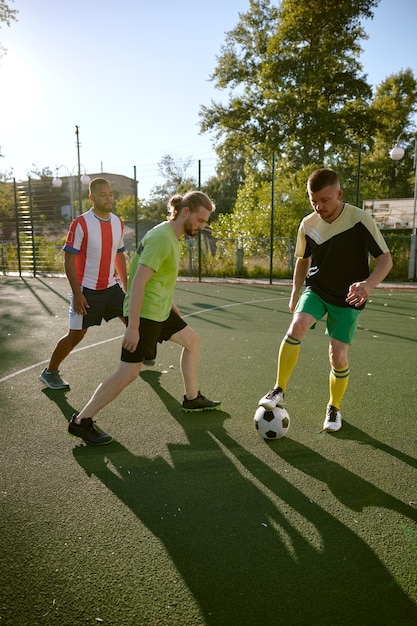 Foto calcio di strada sul campo da calcio della città in un giorno d'estate