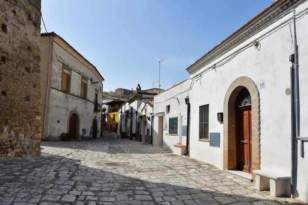 Foto una strada di grottole, un villaggio rurale della provincia di matera, in italia