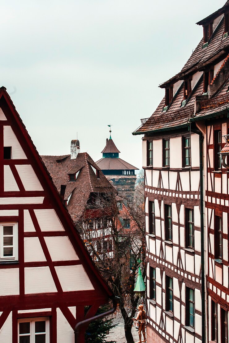 ニュルンベルクの旧市街の歴史的な市内中心部の通り、ドイツのバイエルン州の古い町のfachwerk家の屋根