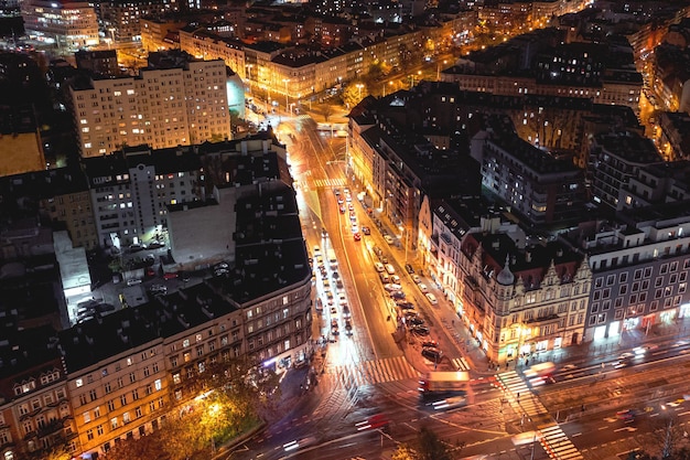 Улица освещена уличными фонарями во Вроцлаве. Ночная панорама города с высоты