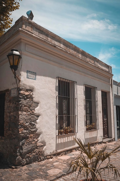 A street lamp on a corner of a building with a sign that says " la casa de los feliz ".