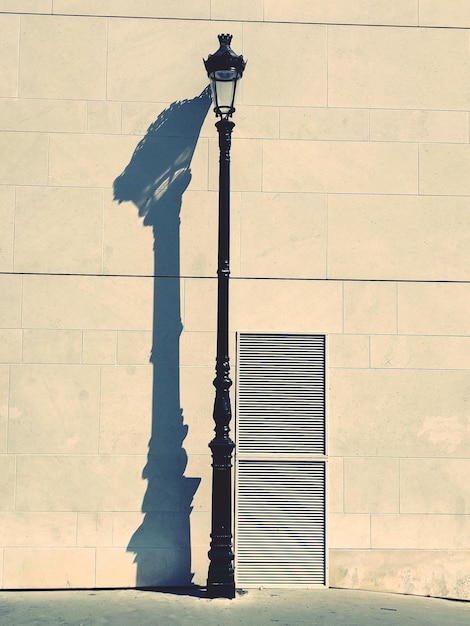 Photo street light against building in city
