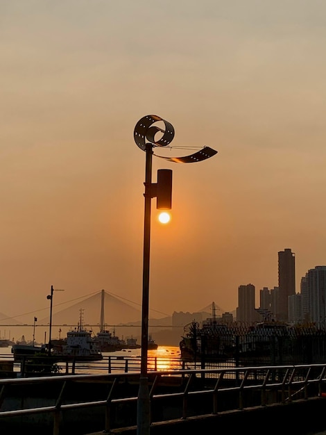 写真 夕暮れの空に照らされた街灯