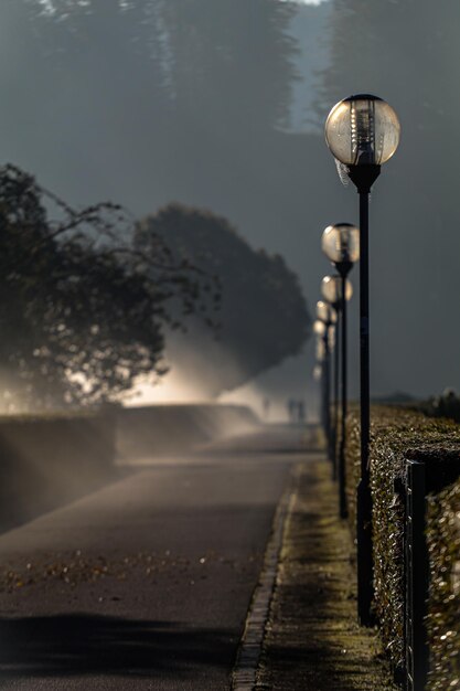 Foto luce di strada con una ringhiera contro il cielo al tramonto