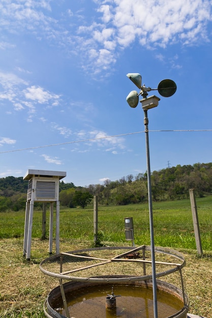 Foto luce di strada sul campo contro il cielo