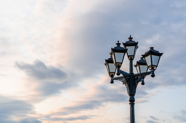 Foto luce stradale con lampione classico contro un cielo nuvoloso. lampione in stile vintage all'aperto con copia spazio