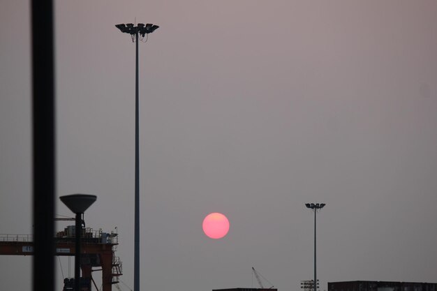 写真 明るい空に照らされた街灯