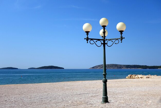 Foto luci di strada sulla spiaggia contro un cielo limpido