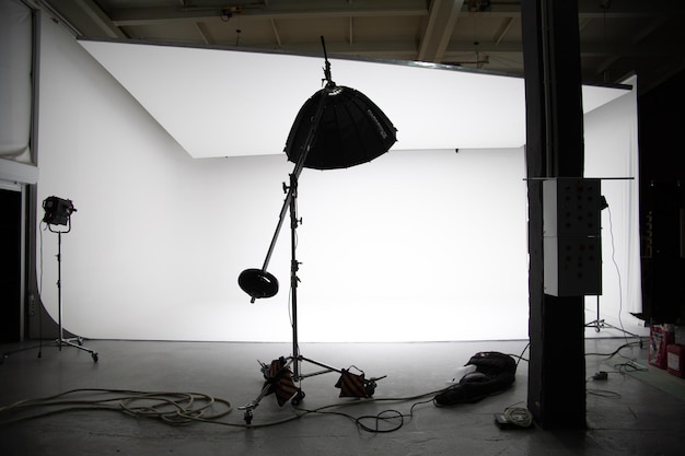 Photo street lights hanging on ceiling at home