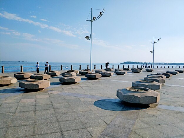 写真 空の反対側の海の歩道のストリートライト