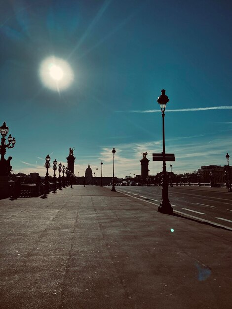 Photo street lights on road in city against sky