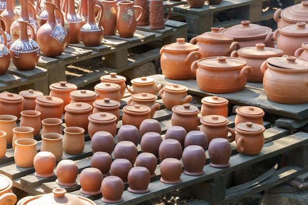 Уличный рынок в Грузии, где продаются глиняные горшки и другая керамика.