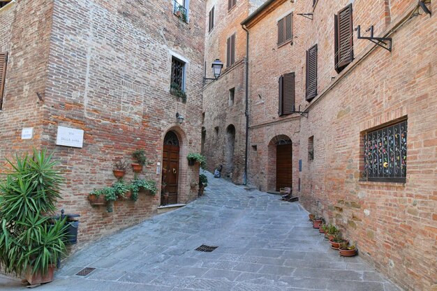 Photo a street in the medieval quarter of torrita di siena a village in tuscany in italy