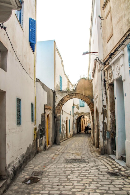 Photo a street in medina in tunis tunisia