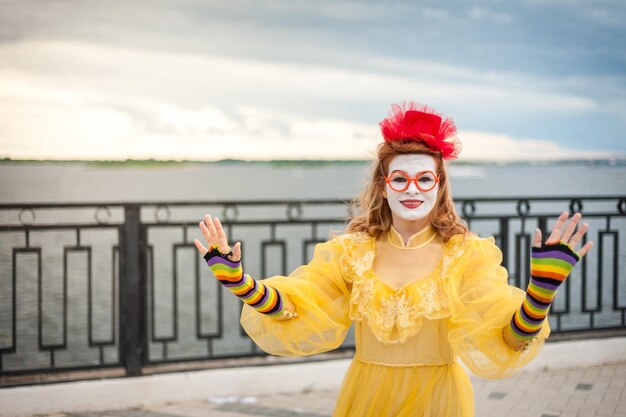 Уличный MIME пытается парить в воздухе