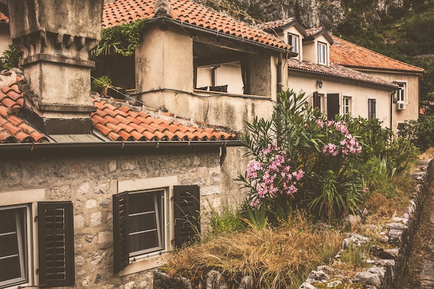 Foto la strada della città montenegrina di kotor