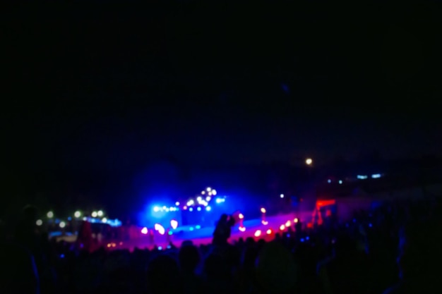 Концерт уличной музыки в парке ночью Люди на концерте под открытым небом в саду