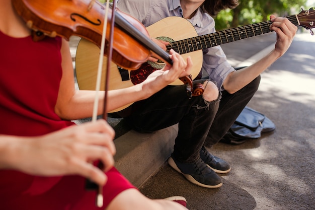 Foto gruppo di duo di musica di strada che si esibisce in un parco. spiriti liberi concetto di romanticismo hippie free