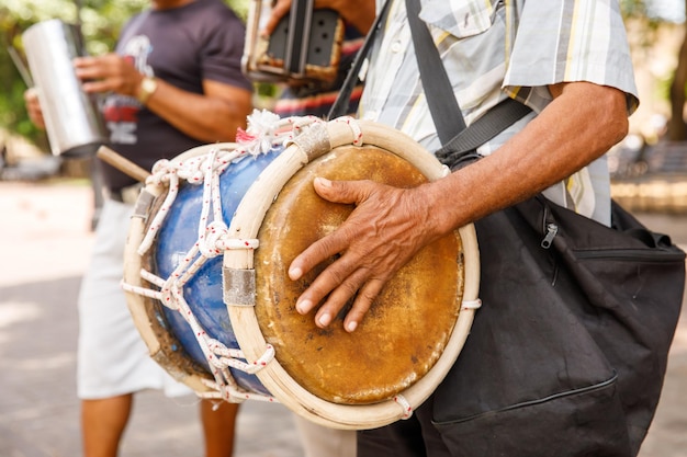 Musicisti di strada nella zona coloniale di santo domingo columbus park nella repubblica dominicana