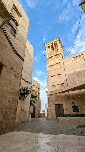 Photo a street in the old city of dubai