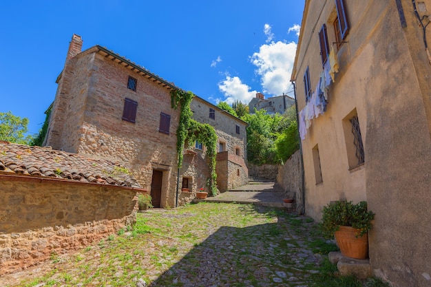 Улица в старом средневековом городке Италии