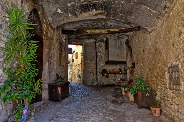 Photo a street between old medieval stone buildings of sermoneta a historic town in lazio italy