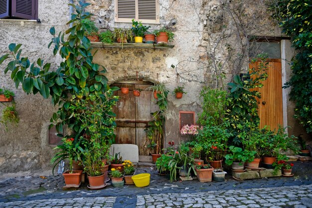 Photo a street between old medieval stone buildings of sermoneta a historic town in lazio italy