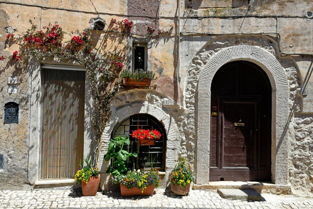 Photo a street between old medieval stone buildings of sermoneta a historic town in lazio italy