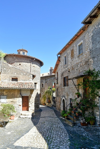 Photo a street between old medieval stone buildings of sermoneta a historic town in lazio italy