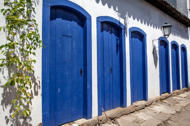 파라 티, 리오 데 자네이로 상태에서 역사적인 시내에있는 거리와 오래 된 포르투갈 식민지 주택