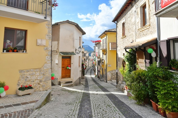 улица между старыми каменными домами Караманико Терме средневековая деревня в Абруццо, Италия