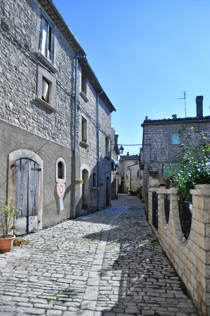 이탈리아의 몰리세 지방의 중세 마을인 오라티노의 오래된 돌집들 사이의 거리