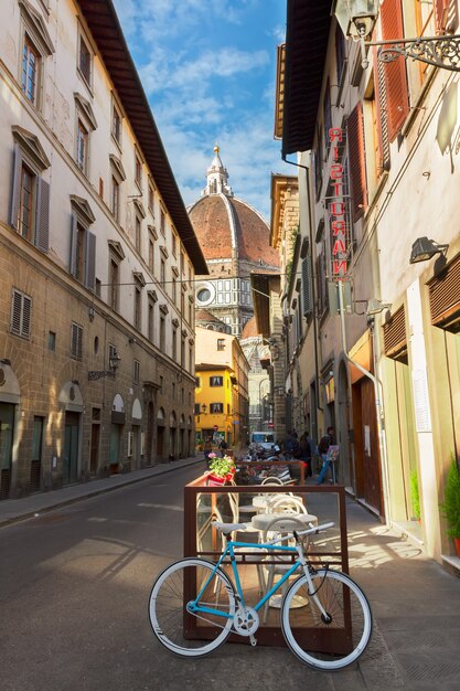 Foto strada nel centro storico con vista sulla cupola della cattedrale, firenze, italy