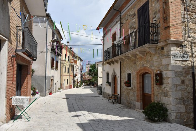 Foto una strada di pietracupa, un villaggio della regione del molise, in italia