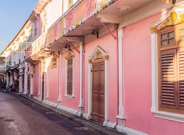 Strada in stile portoghese romani nella città di phuket chiamata anche chinatown o la città vecchia