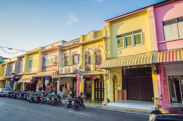 Улица в португальском стиле романи в городе пхукет, также называемом китайским кварталом или старым городом.