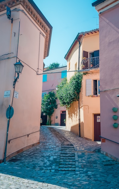 Улица в Santarcangelo c видом на часовню Италия