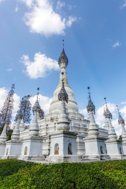 東南アジアの仏教の白い塔のストリートシーン