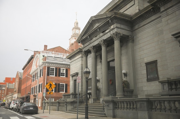 Photo a street scene with a building and a sign that says 