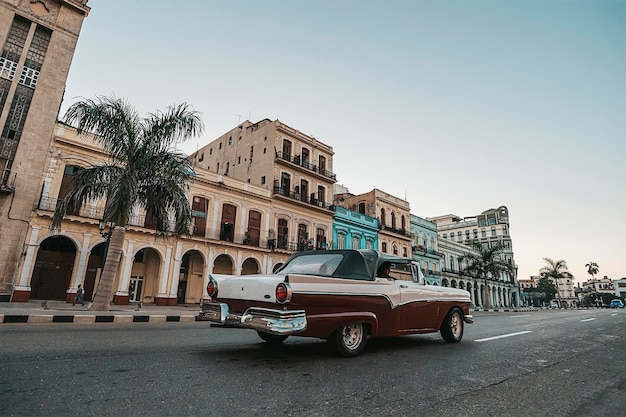 역사적인 건물 사람들이 걷고 복고풍 자동차 건축물이 있는 거리 풍경 Paseo di Marti Prado Habana Vieja Havana