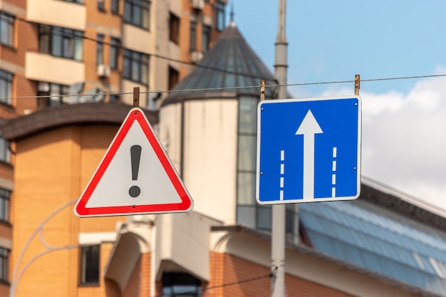 Segnali stradali in città contro il cielo.