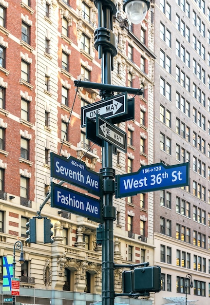 Foto segnali stradali di seventh ave e west 36th street a manhattan, new york city