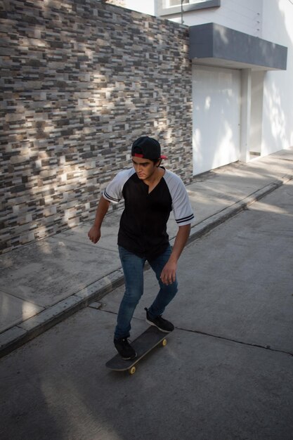 Foto lo skateboarder di strada guida il suo skateboard con stile