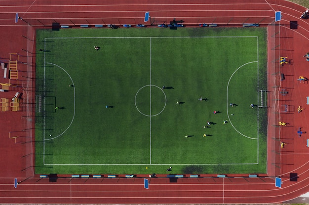 Campo sportivo di strada con campo da calcio, tiro dal drone dall'alto