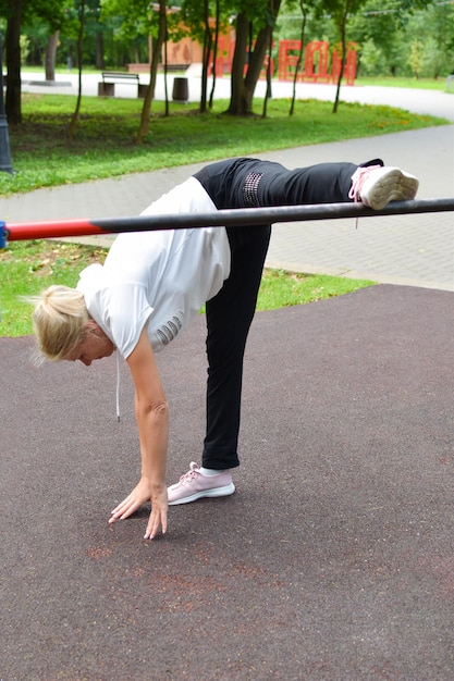 Photo street sports on the playground in the park woman gymnastics