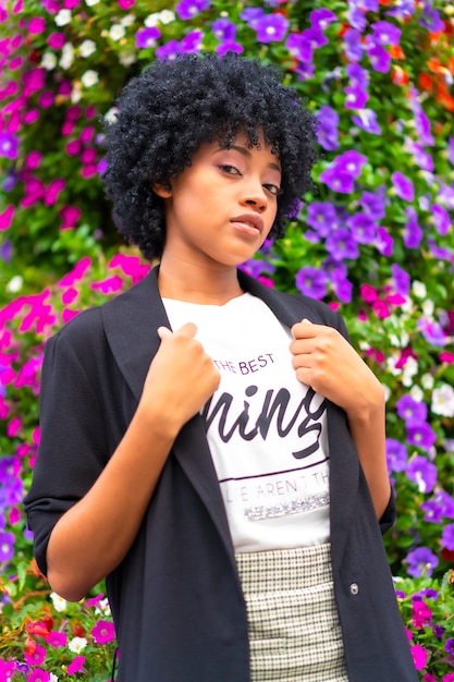 Photo street style, girl with afro hair in some city flowers