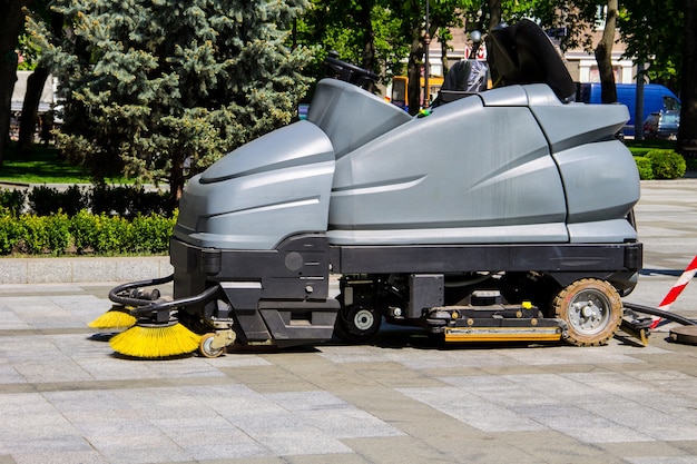 Фото Подметально-уборочная машина чистит дорожки в парке